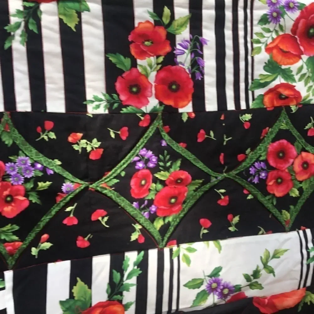 NWT. Hand Crafted Gorgeous Poppies Large Quilt